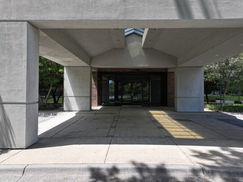 More Photos Of 2120 Riverfront Dr, Little Rock Office For Lease