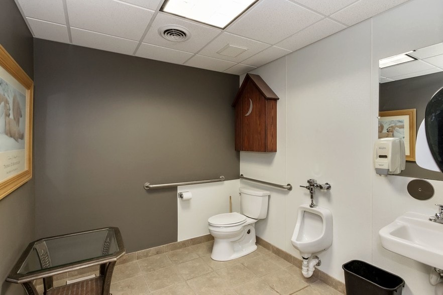 More Photos Of 801 62nd St, Marion Showroom For Sale