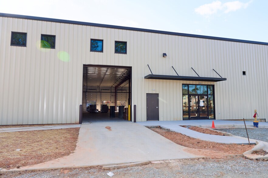 More Photos Of 717 Brigham Rd, Greensboro Flex For Lease