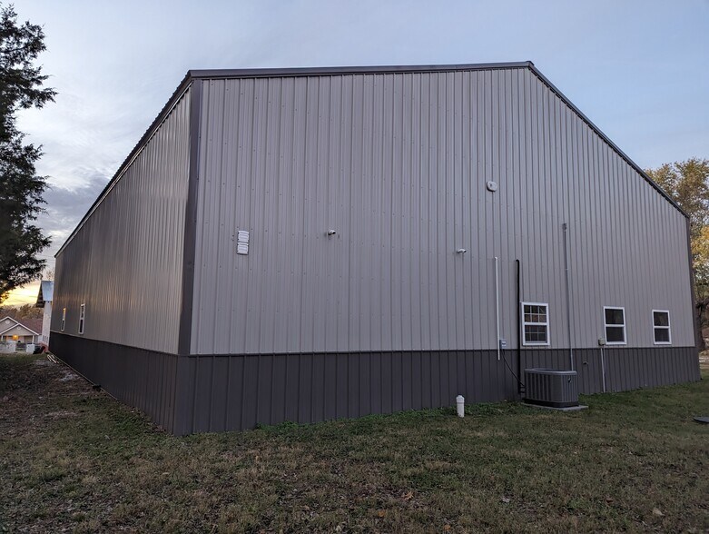 More Photos Of 516 S Main St, Nixa Service For Sale