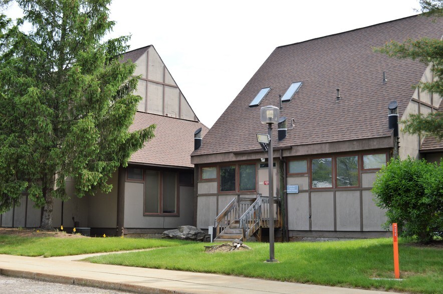 More Photos Of 150 N Miller Rd, Akron Loft Creative Space For Lease