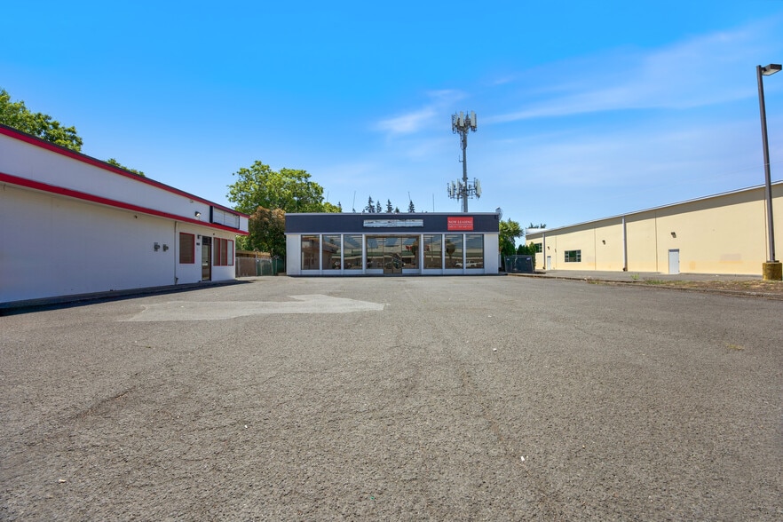 More Photos Of 12404 NE Halsey St, Portland Freestanding For Lease