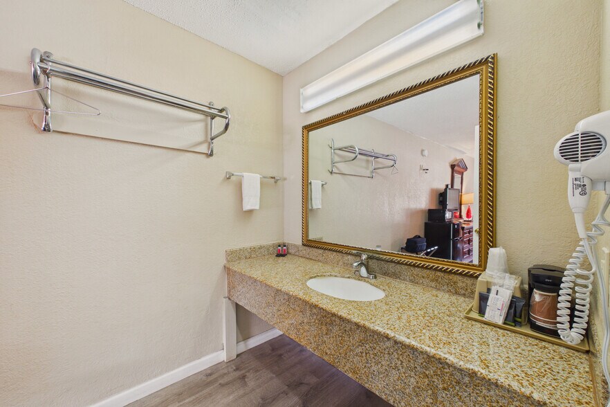 More Photos Of 26154 US Highway 70, Ruidoso Downs Hotel For Sale