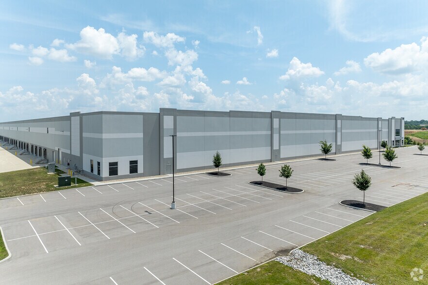 More Photos Of 13015 Dixie Hwy, Walton Distribution For Lease