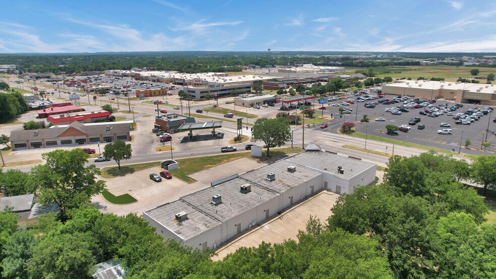 More Photos Of 1702-1708 N Commerce St, Ardmore General Retail For Lease