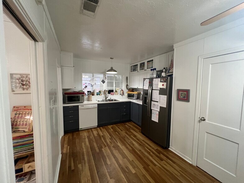 More Photos Of 405 W Main St, Round Rock Daycare Center For Sale