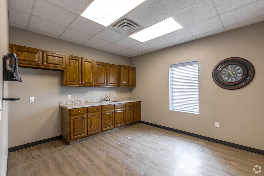 More Photos Of 10712 W County Road 77, Midland Service For Lease