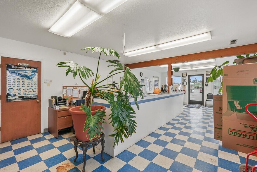 More Photos Of 555 N Pacific Hwy, Woodburn Auto Repair For Sale