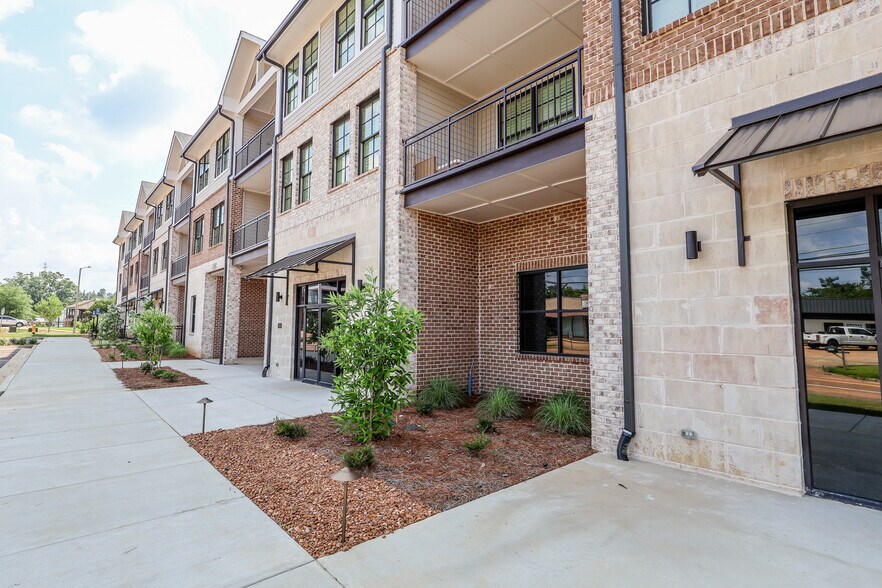 More Photos Of 1004 N Lamar Blvd, Oxford Apartments For Lease