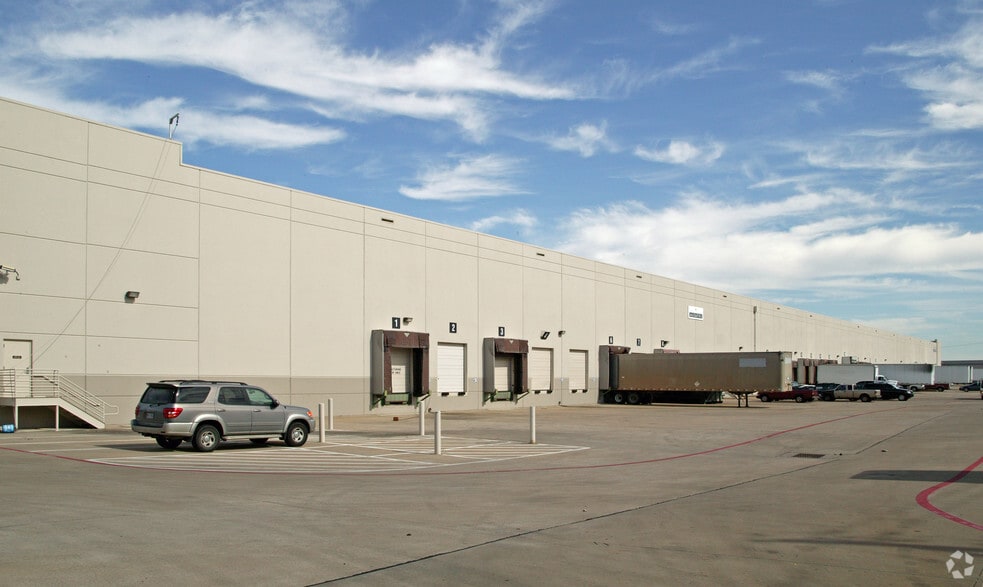 More Photos Of 1700 Summit Ave, Plano Warehouse For Lease