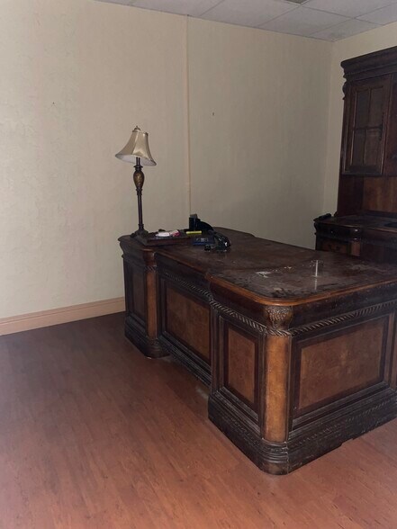 More Photos Of 945 W Maple Ave, Duncan Office For Sale