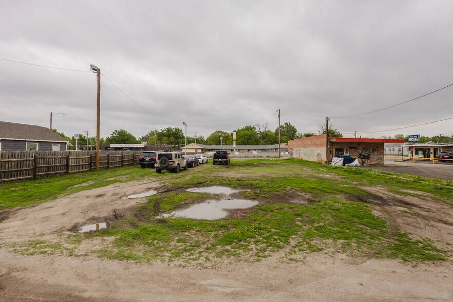 More Photos Of 2033 S Broadway St, Wichita Bar For Sale