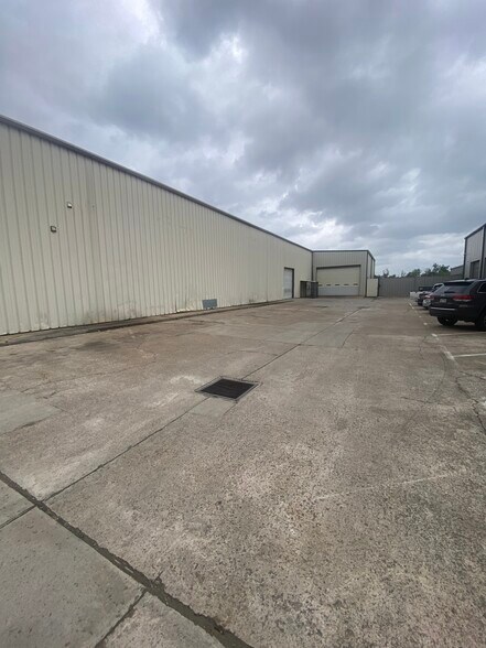More Photos Of 1225 Buschong St, Houston Warehouse For Lease