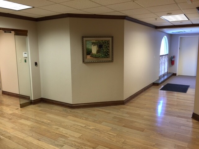 More Photos Of 2800-2828 W Country Club Dr, Oklahoma City General Retail For Lease