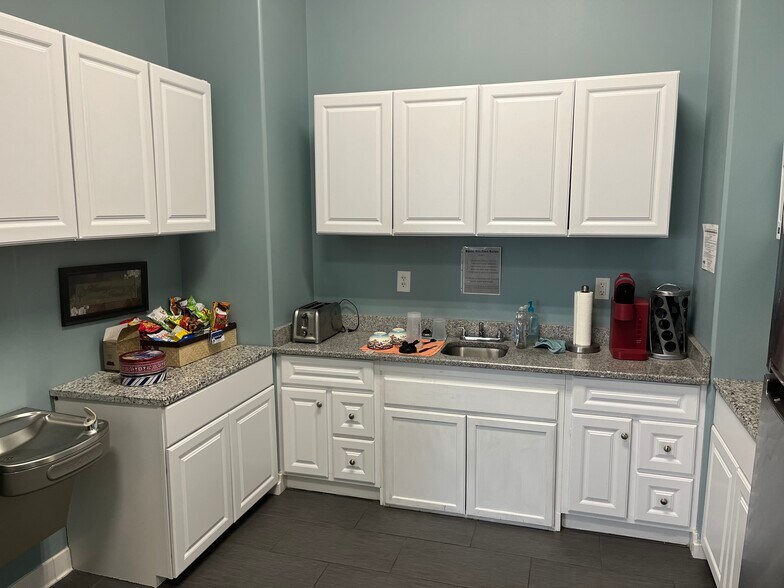 More Photos Of 3735 Admiral Dr, High Point Office For Lease