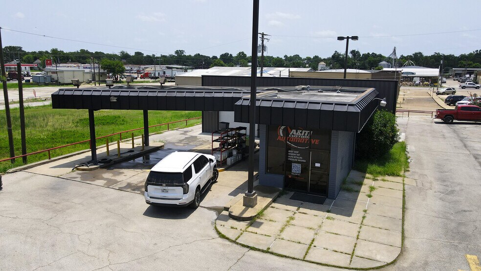 More Photos Of 207 Cottonwood st, Madisonville Warehouse For Sale