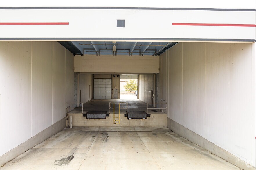 More Photos Of 761 N 17th St, St Charles Light Distribution For Lease