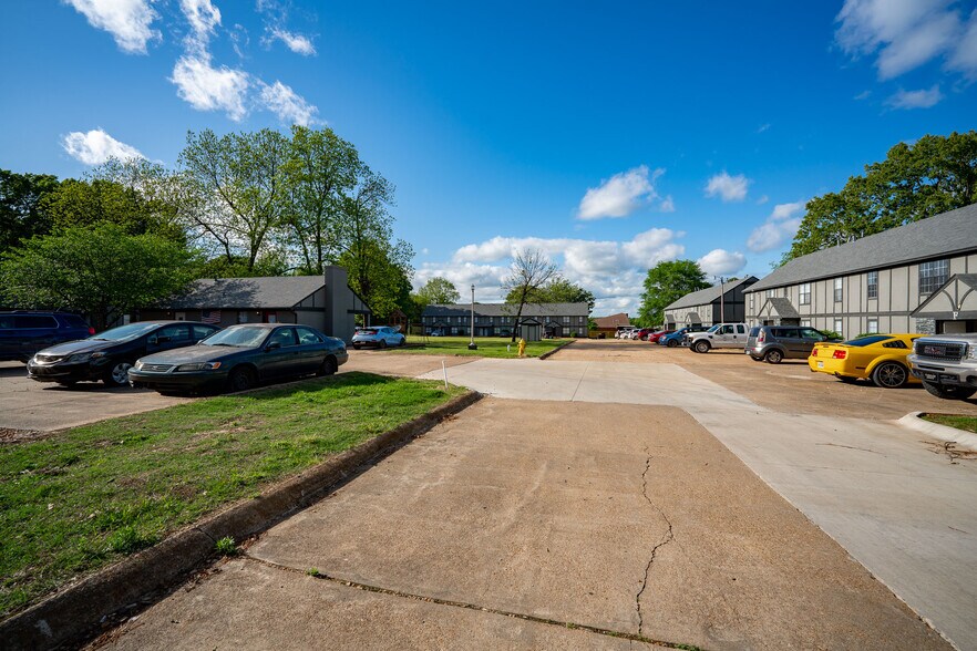 More Photos Of 1906 W Matthews Ave, Jonesboro Apartments For Sale