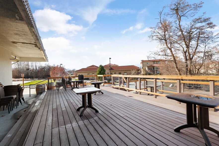 More Photos Of 50 Comstock St, Richland Hotel For Lease