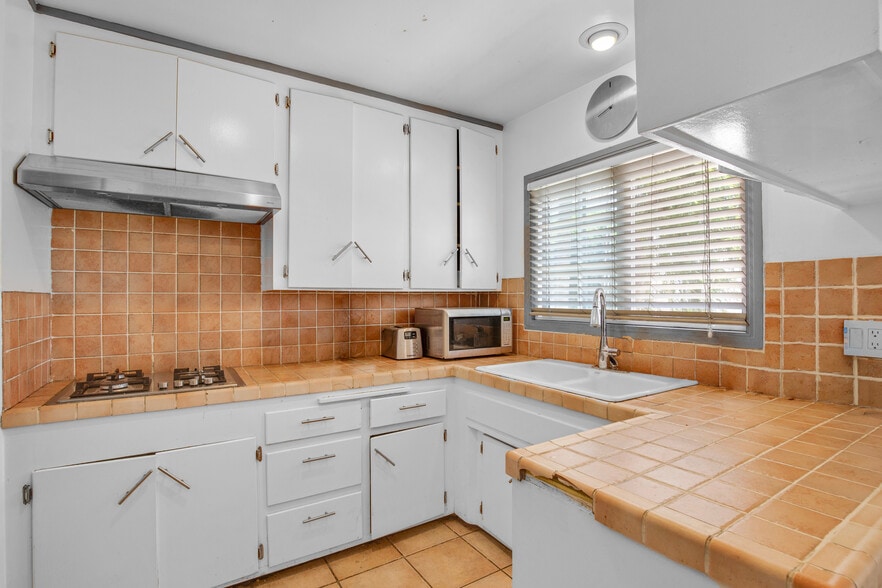 More Photos Of 939 Larrabee St, West Hollywood Apartments For Sale