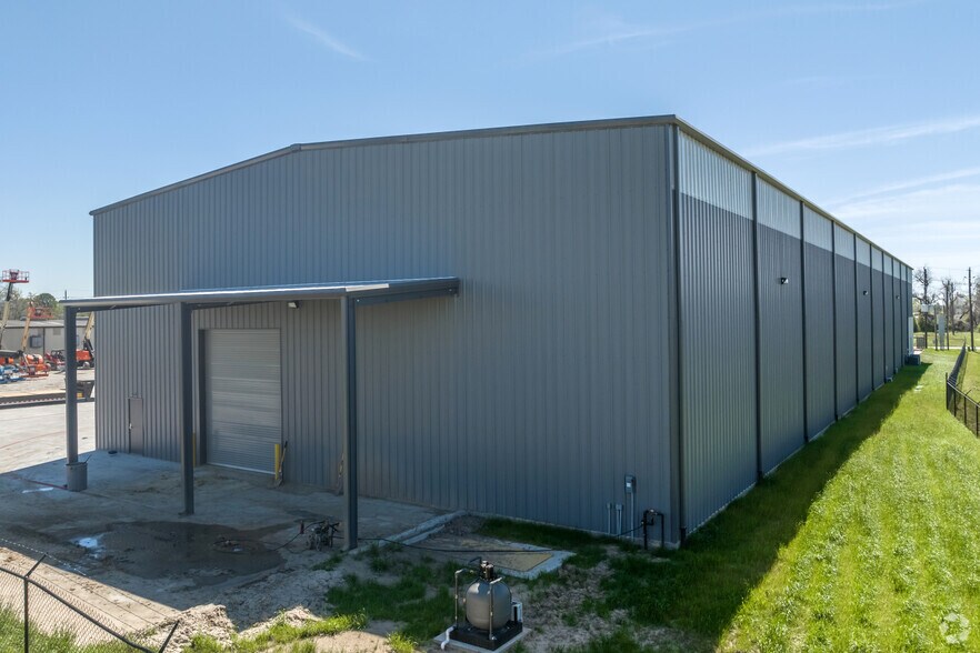 More Photos Of 1711 Meyer Rd, Houston Manufacturing For Lease