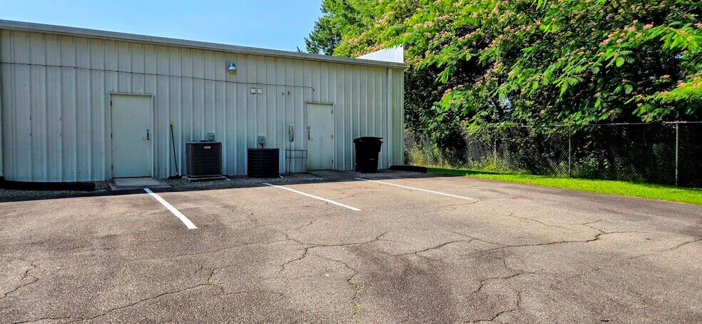 More Photos Of 354-360 Wilson Rd, Sanford Storefront For Lease