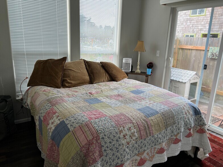 More Photos Of 1311 Bay Ave, Ocean Park General Retail For Sale