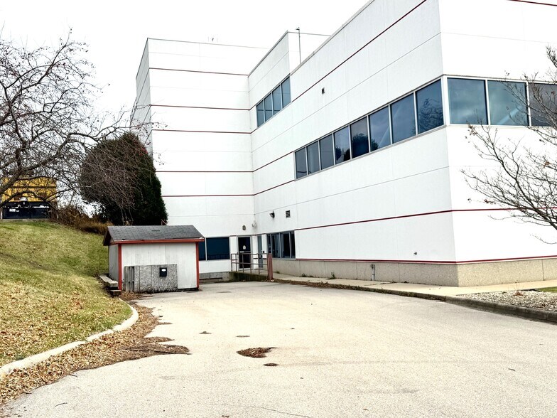 More Photos Of 6911 Mangrove Ln, Monona Office For Lease