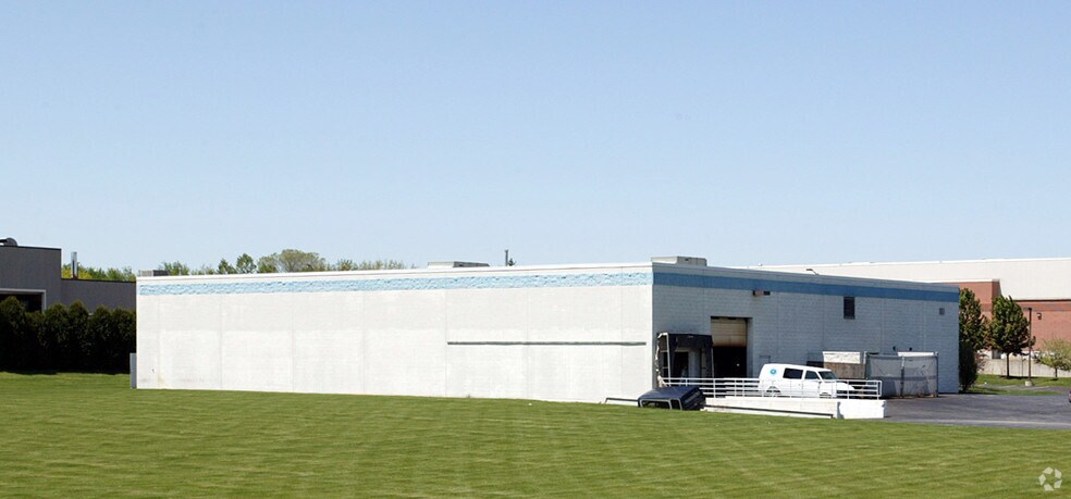 More Photos Of N52W13821 Northpark Dr, Menomonee Falls Warehouse For Lease