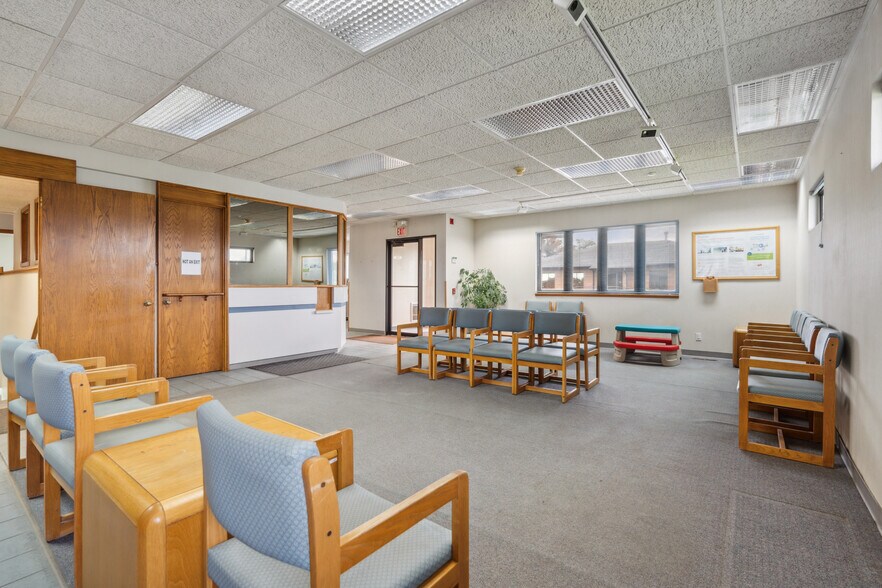 More Photos Of 305 E San Marnan Dr, Waterloo Medical For Sale