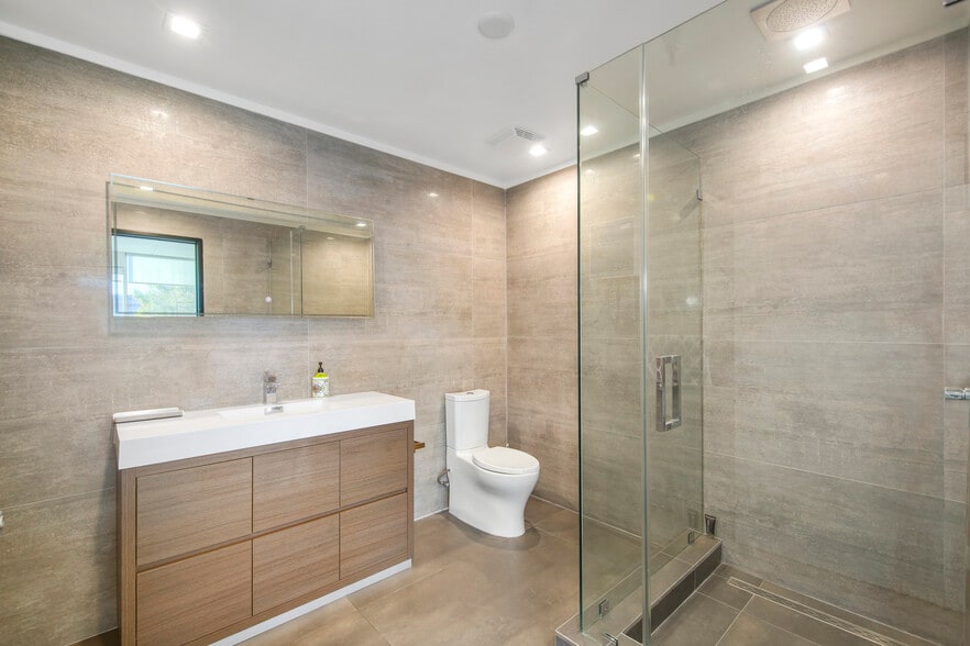 More Photos Of 1475 Long Beach Ave, Los Angeles Warehouse For Lease