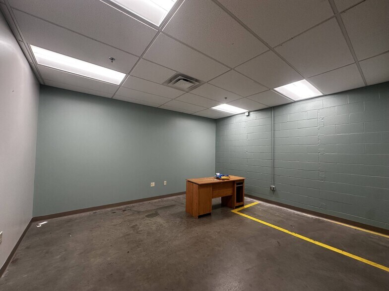 More Photos Of 500 Grand Ave, Joplin Flex For Lease