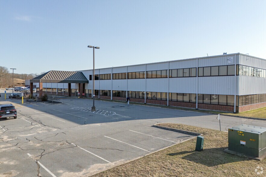 More Photos Of 81 Commerce Dr, Fall River Warehouse For Lease