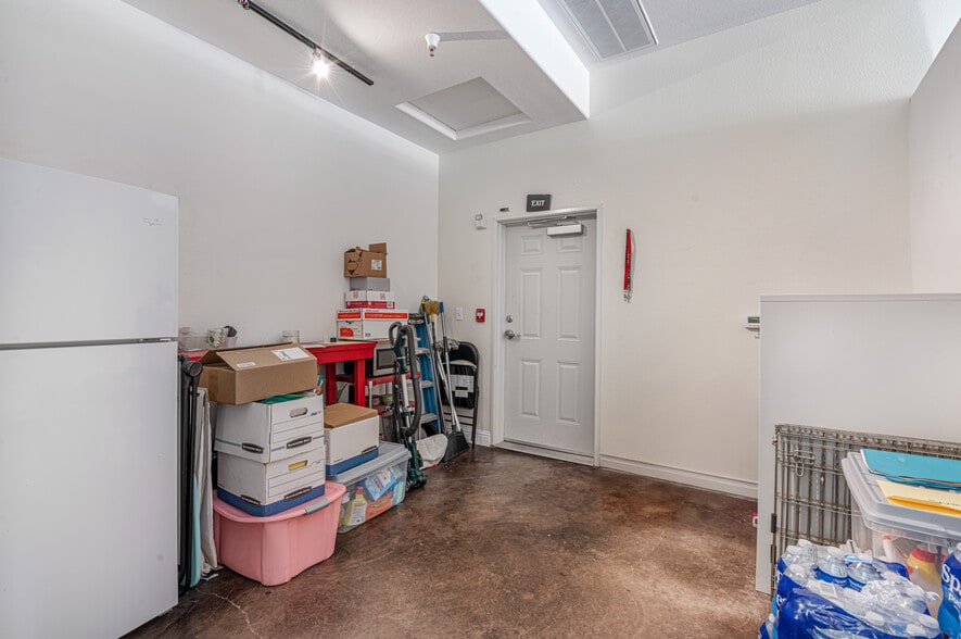 More Photos Of 148 Johnson St, Windsor General Retail For Sale