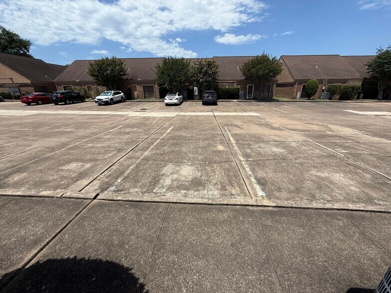 More Photos Of 6910 Bellaire Blvd, Houston Office Residential For Lease