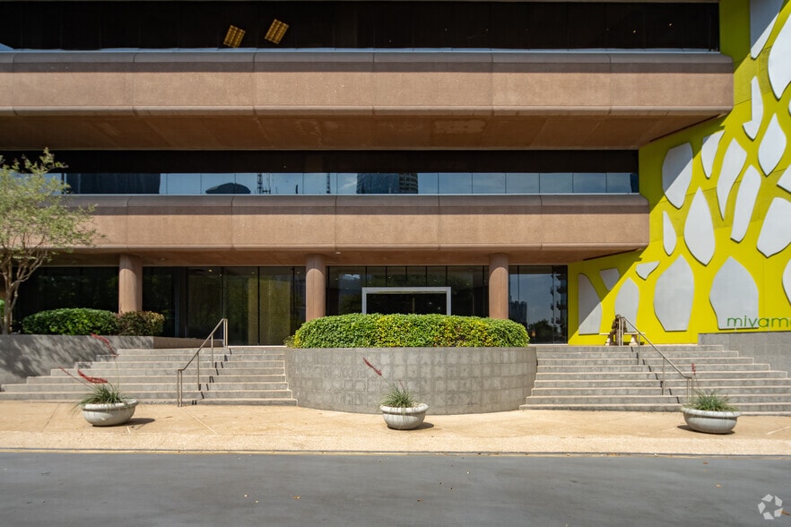 More Photos Of 1909 Woodall Rodgers Fwy, Dallas Office For Lease