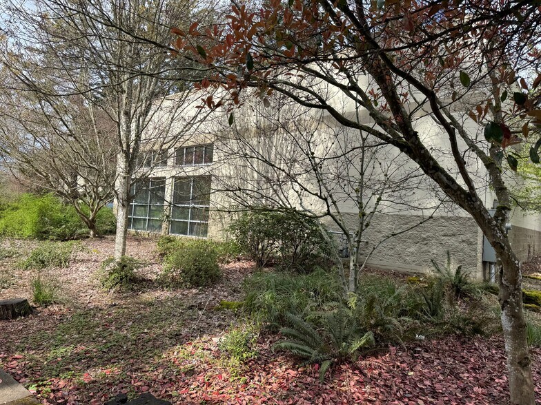 More Photos Of 6455 Lakeview Blvd, Lake Oswego Flex For Lease