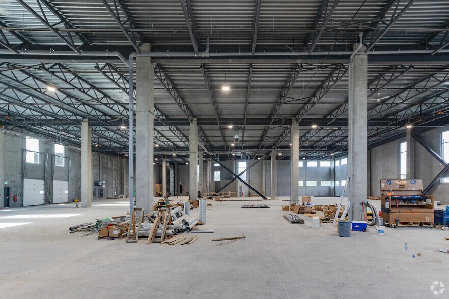 More Photos Of 3855 Wayburne Dr, Burnaby Light Manufacturing For Lease