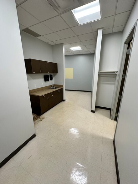 More Photos Of 5400-5536 NE Antioch Rd, Kansas City Unknown For Lease