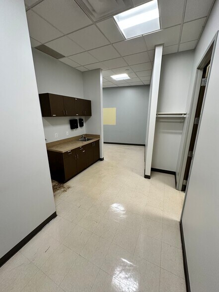 More Photos Of 5400-5536 NE Antioch Rd, Kansas City Unknown For Lease