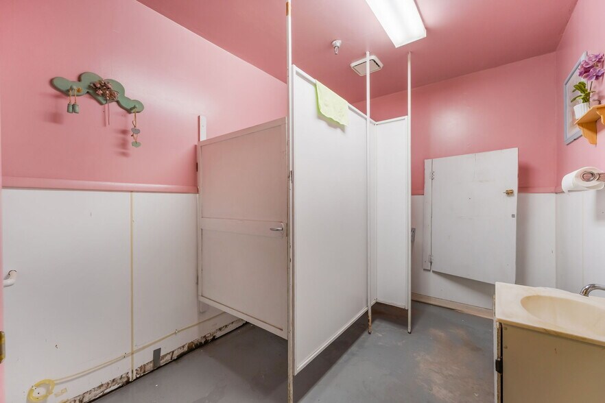 More Photos Of 480 Pat Ave, Overton Industrial For Sale