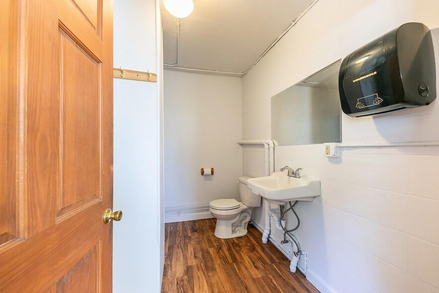More Photos Of 8393 N Lake Blvd, Kings Beach Showroom For Sale