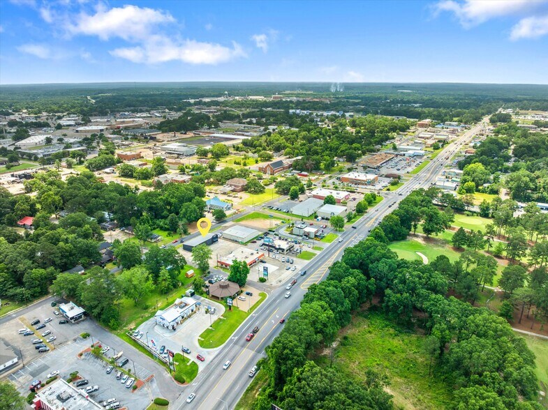 More Photos Of 1502 W 7th St, Laurel Showroom For Sale