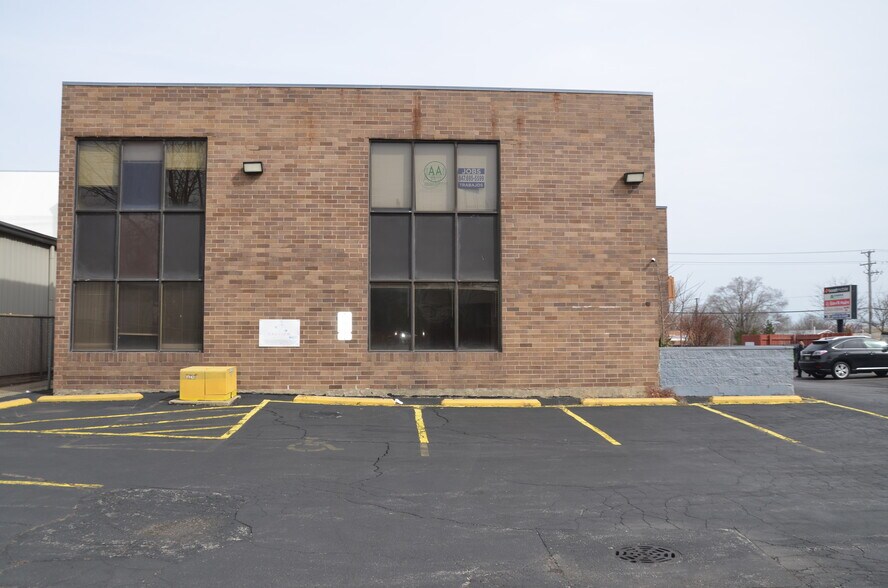 More Photos Of 2071 Irving Park Rd, Hanover Park Medical For Lease