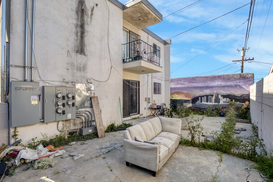 More Photos Of 5447 Blackwelder St, Los Angeles Apartments For Sale