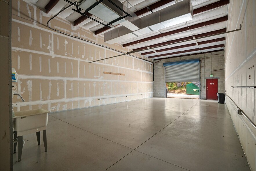 More Photos Of 1882 Porter Lake Dr, Sarasota Light Manufacturing For Sale