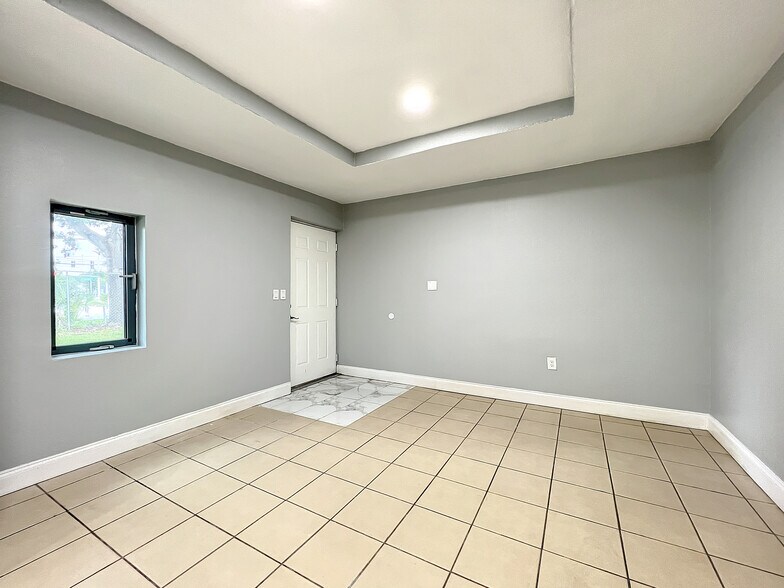 More Photos Of 1906 Murdock Blvd, Orlando Office For Lease