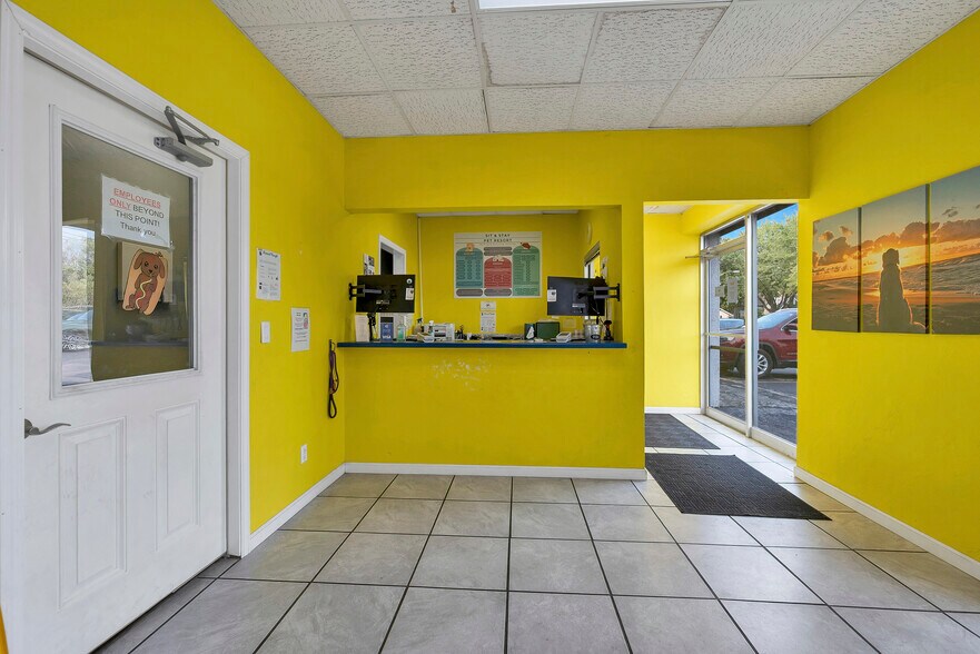 More Photos Of 1279 E Mason St, Green Bay Storefront For Sale