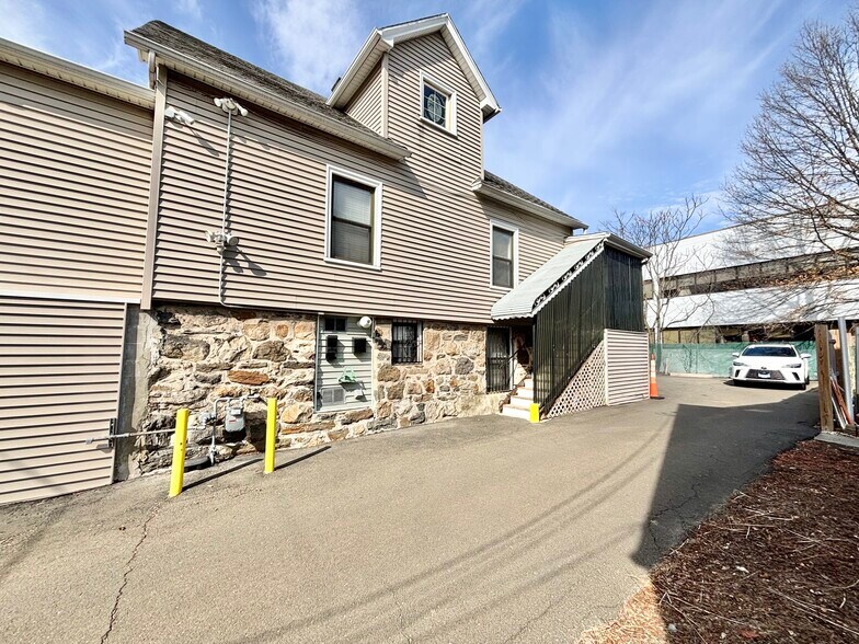 More Photos Of 39 Grenhart Rd, Stamford Freestanding For Lease