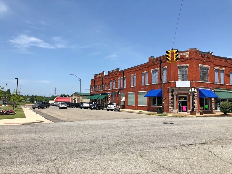 More Photos Of 101 N Broadway St, Hugo Freestanding For Lease